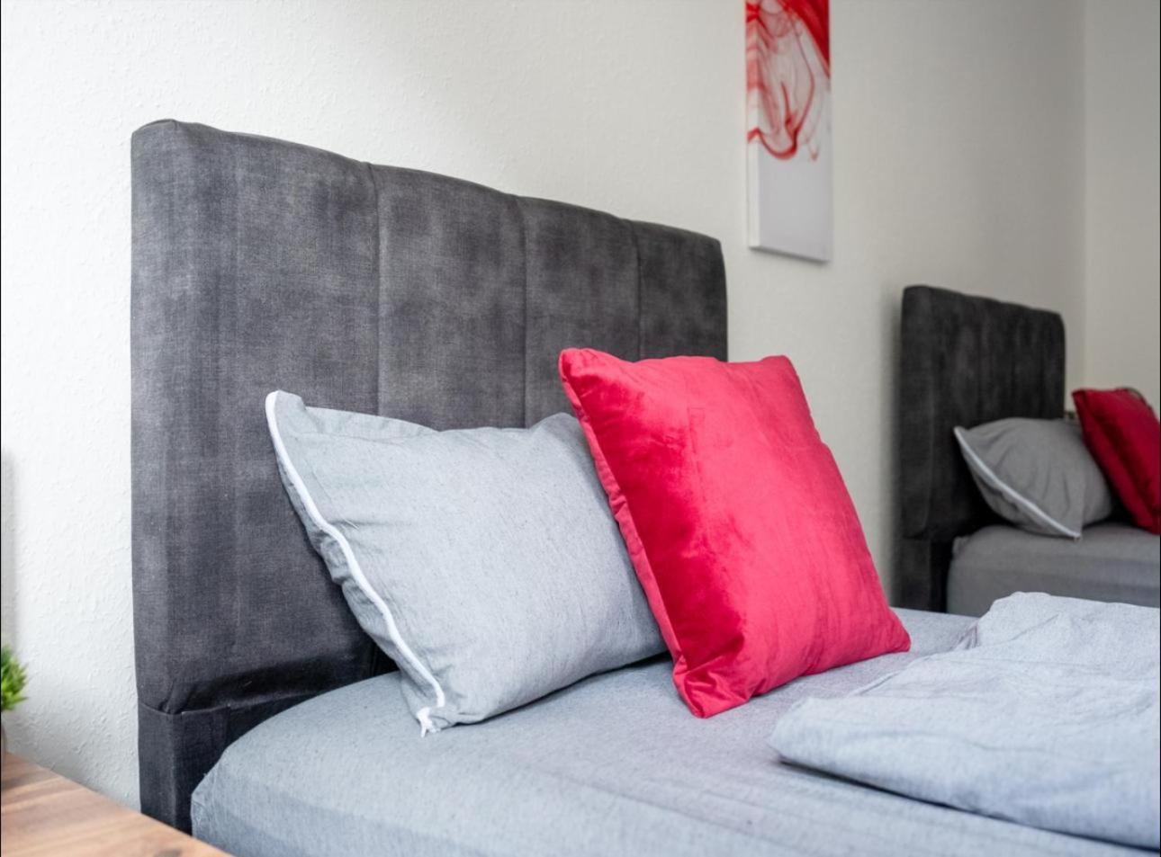 Livemore24 - Space In 24-7 Check-in *