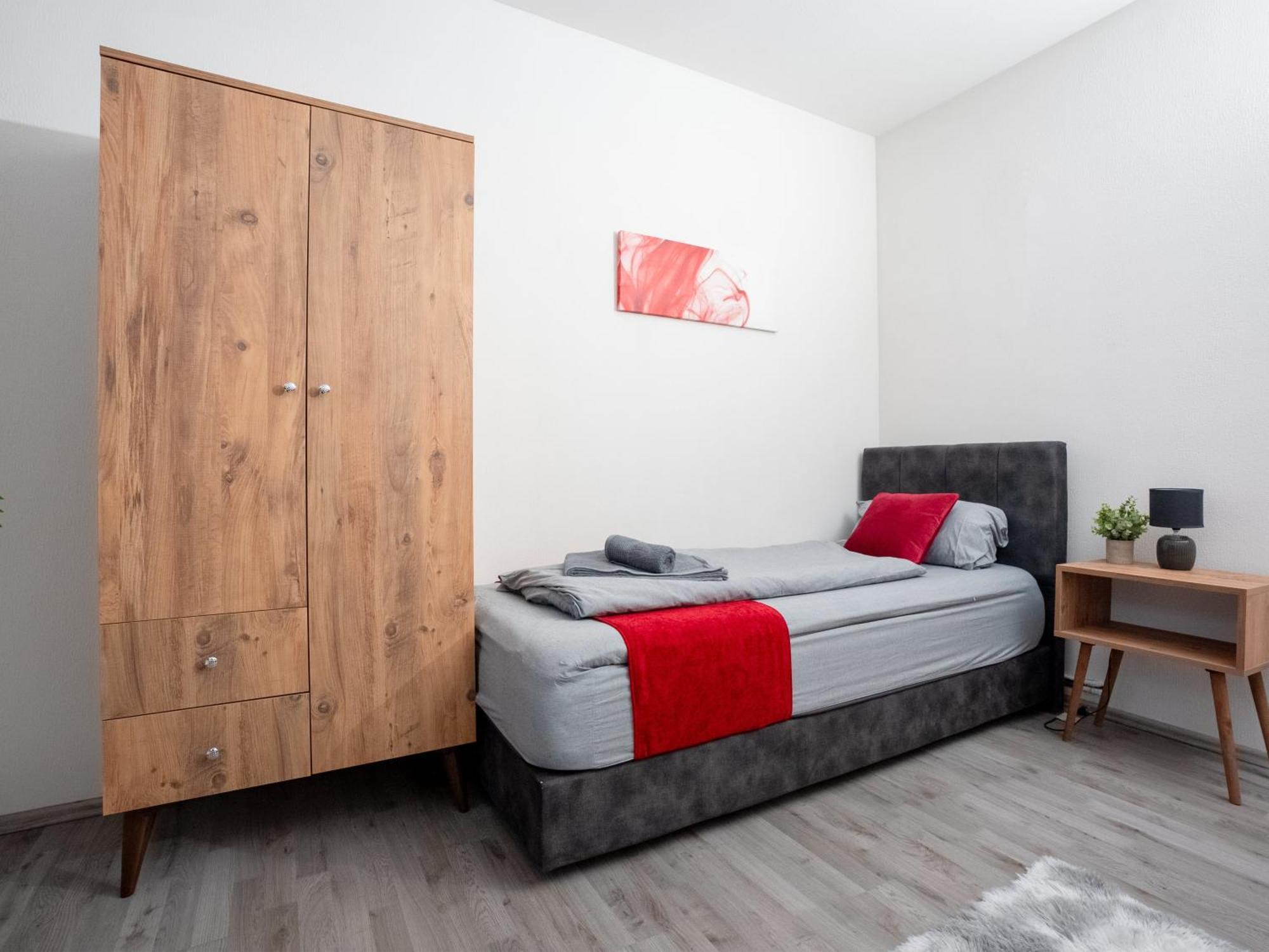 Livemore24 - Space In 24-7 Check-in Duisburg